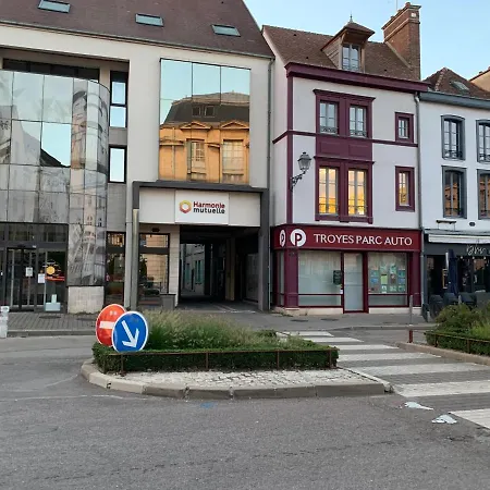 Le Passage De Hugues 1 Troyes
